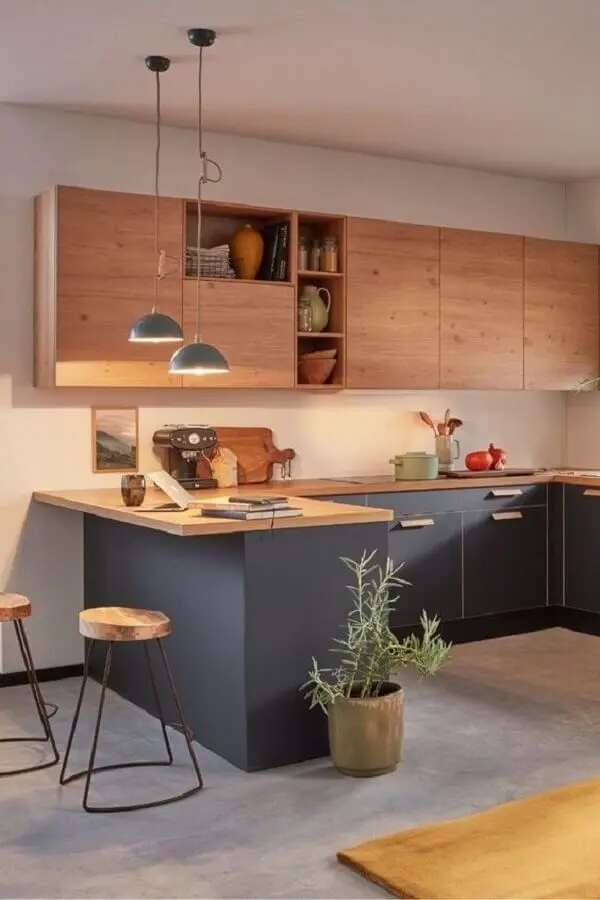 armário de cozinha cinza com bancada e puxadores de madeira Foto Apartment Therapy