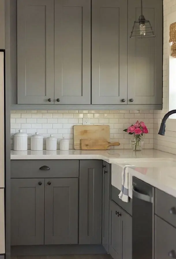 armário de cozinha cinza de canto com design clássico Foto Tudo Orna
