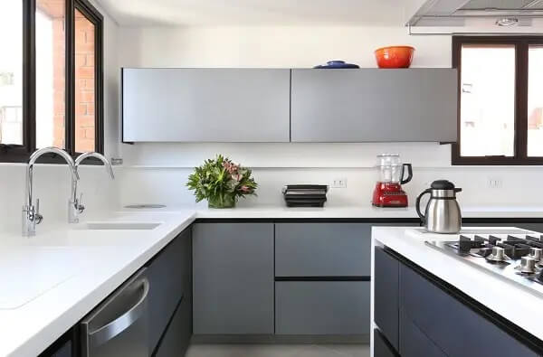 Armário de cozinha cinza com pedra branca