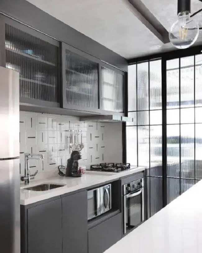 Armário de cozinha cinza com vidro canelado