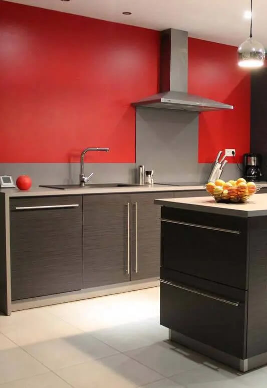 O vermelho se contrasta com o armário de cozinha cinza