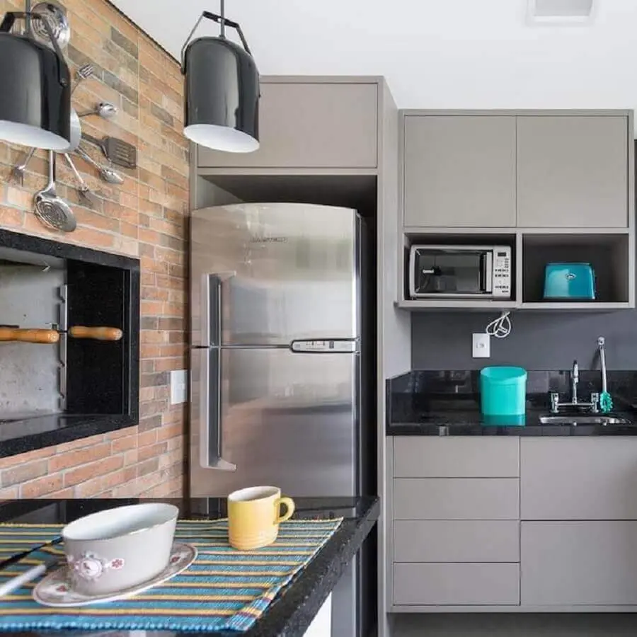 cozinha com parede de tijolinho para decoração com armário de cozinha planejado cinza Foto Victoria Rizzo