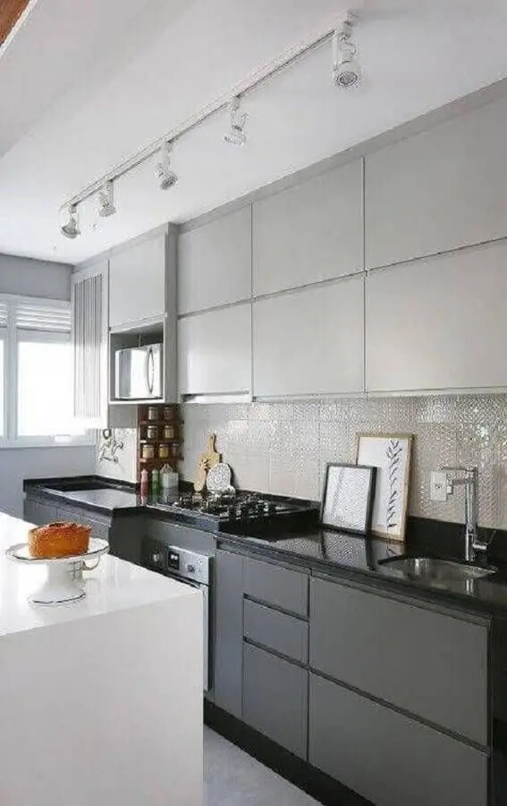 cozinha compacta decorada com armário de cozinha cinza claro e escuro Foto Apartment Therapy