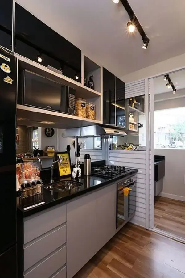 cozinha pequena decorada com armário de cozinha cinza e preto Foto Simples Decoração