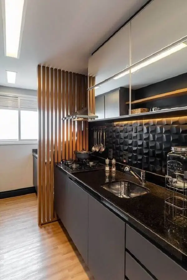 cozinha moderna pequena decorada com armário de cozinha planejado cinza com porta espelhada Foto Pinterest