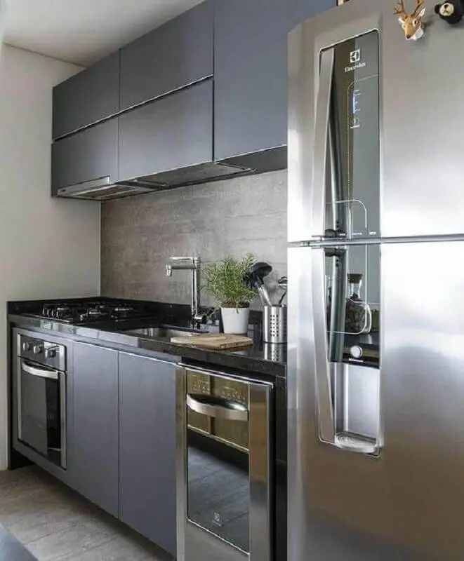 cozinha pequena decorada com armário de cozinha cinza escuro Foto Apartment Therapy