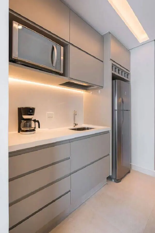 decoração clean com armário de cozinha planejado cinza com bancada branca Foto Jeito de Casa