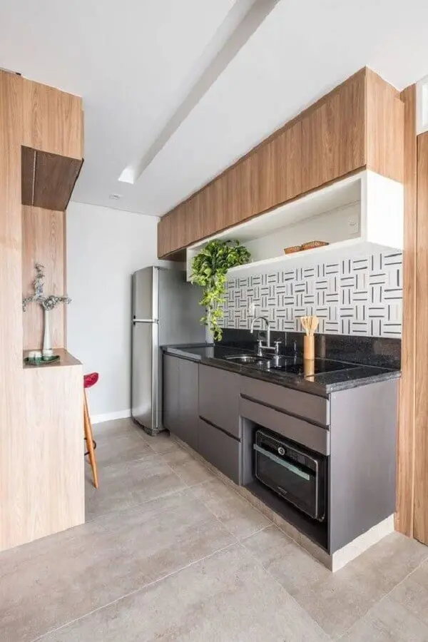 decoração com armário de cozinha planejado cinza com armário aéreo de madeira Foto Pinterest