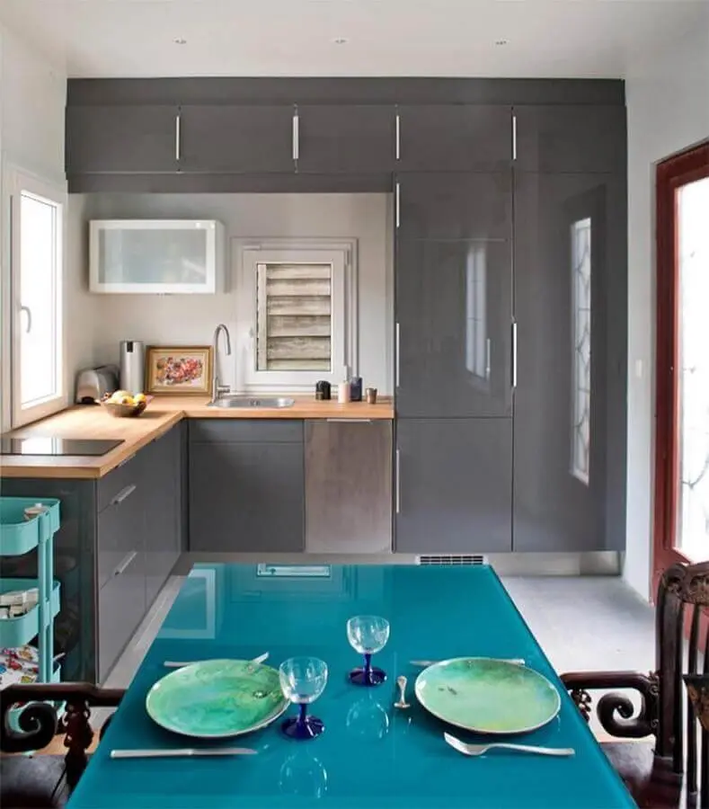 decoração com armário de cozinha planejado cinza de canto com bancada de madeira Foto Blacher Arquitetura