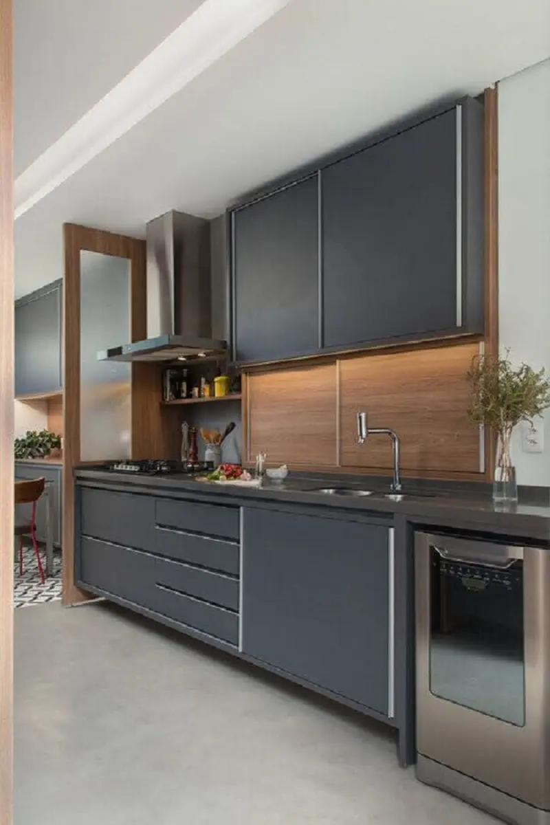 decoração moderna com revestimento de madeira e armário de cozinha cinza escuro Foto Manual da Obra