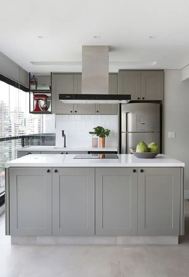 design clássico para armário de cozinha cinza claro com ilha Foto Casa de Valentina