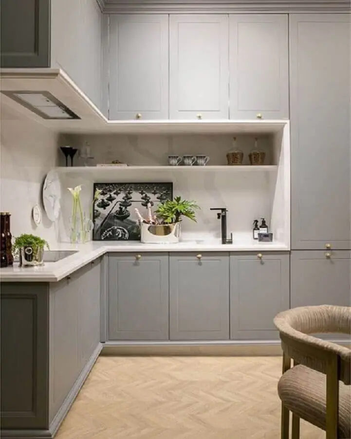 modelo clássico de armário de cozinha cinza com bancada branca Foto Casa de Valentina