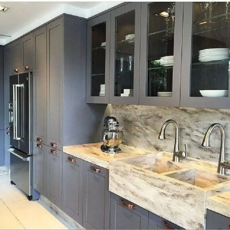 modelo de armário de cozinha planejado cinza com design clássico Foto Christina Hamoui