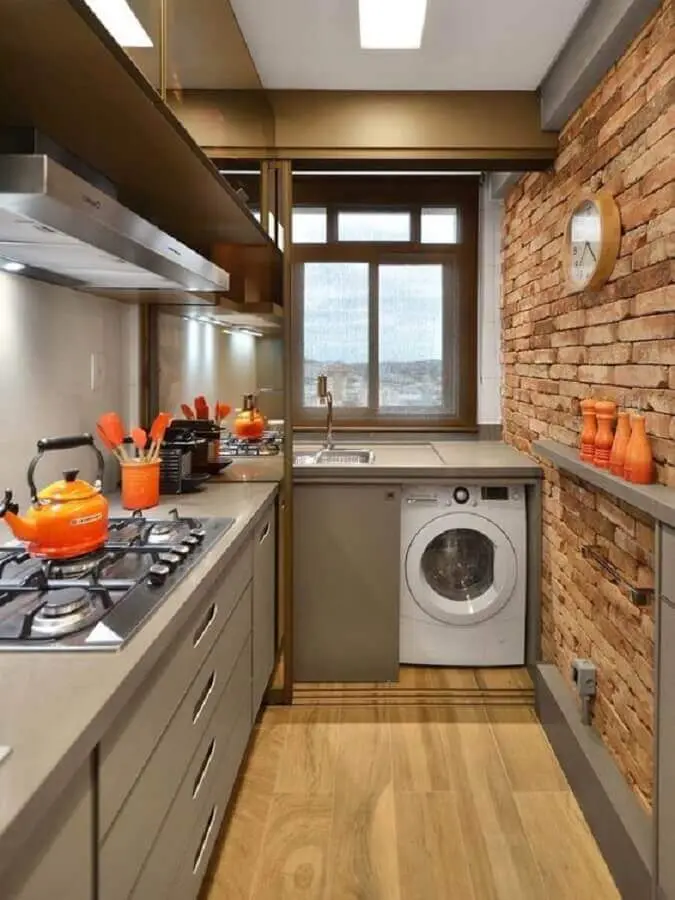 decoração de cozinha pequena planejada com parede de tijolinho e armário de cozinha cinza Foto Pinterest