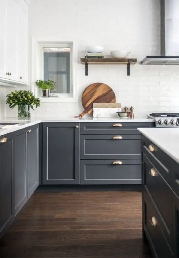 puxadores cobre para armário de cozinha cinza escuro com design clássico Foto House and Home