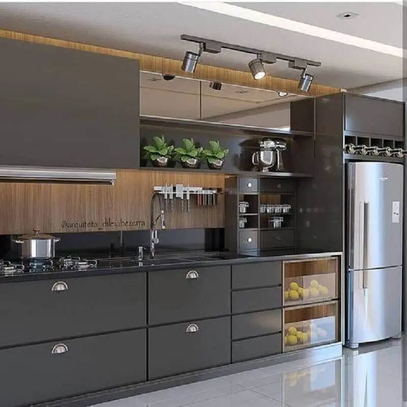 revestimento de madeira para cozinha decorada com armário de cozinha cinza escuro Foto Pinterest