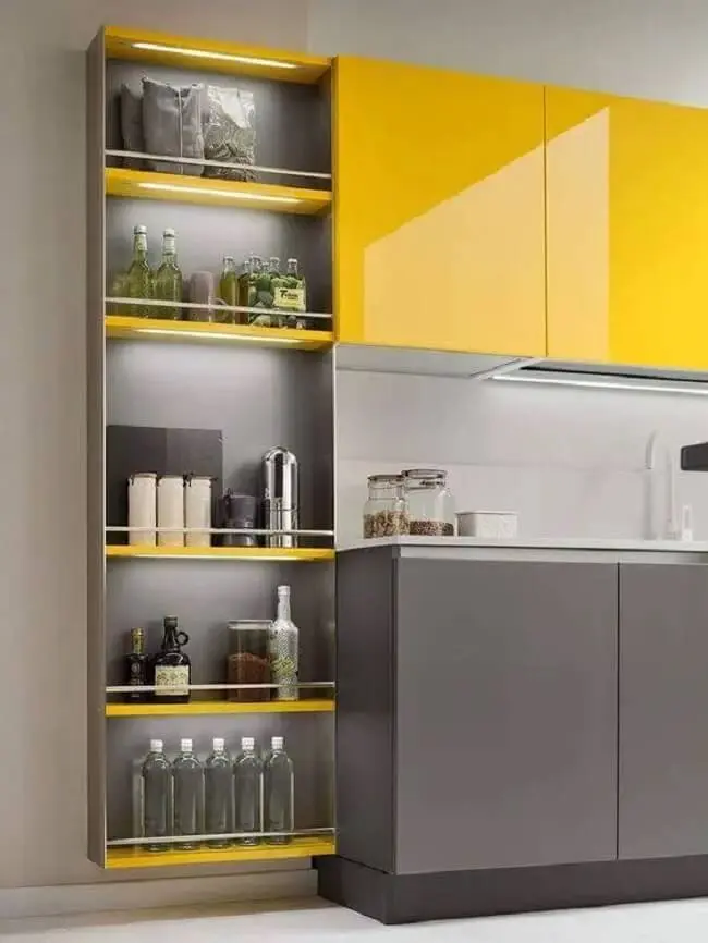 Armário de cozinha cinza com amarelo