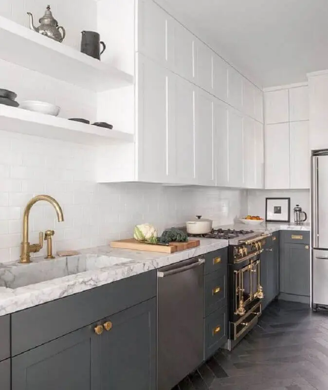 decoração clássica com armário de cozinha cinza e branco com puxadores cobre Foto Home Fashion Trend