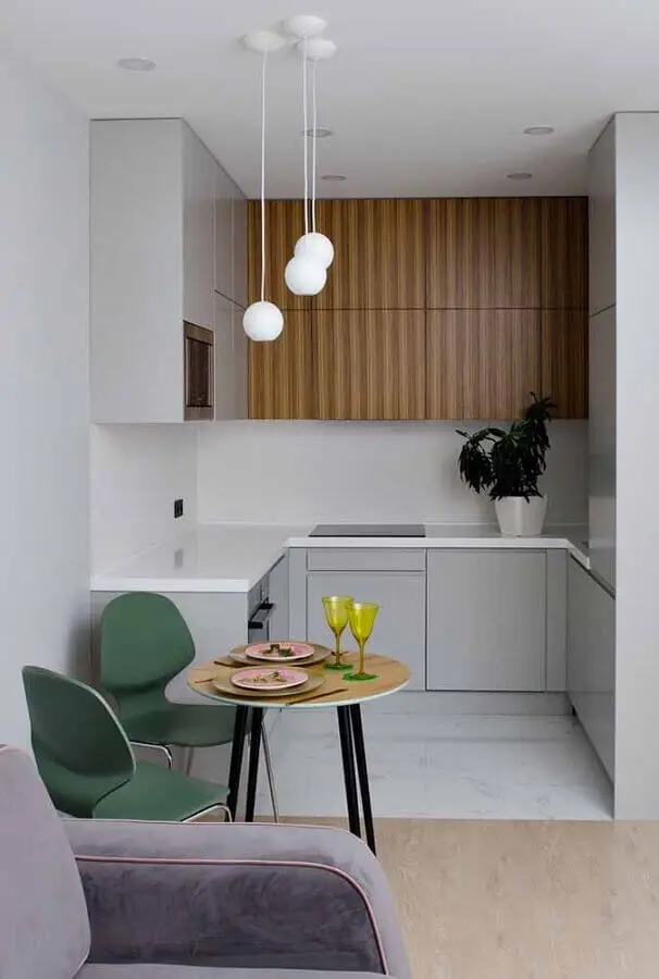 armário de cozinha cinza claro de canto com armário aéreo de madeira Foto Houzz