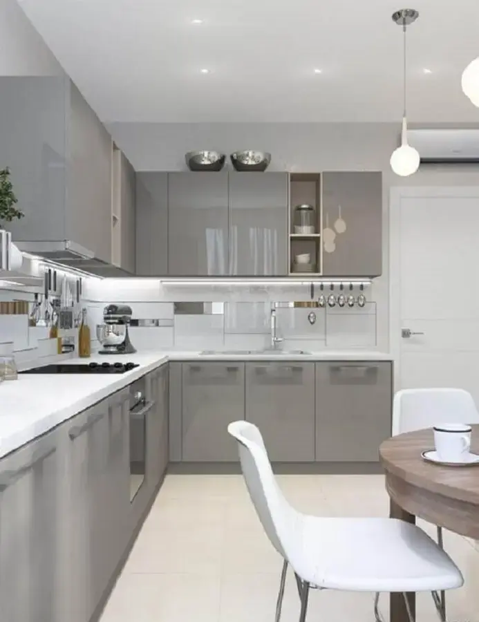 armário de cozinha cinza claro com bancada branca Foto Pinterest