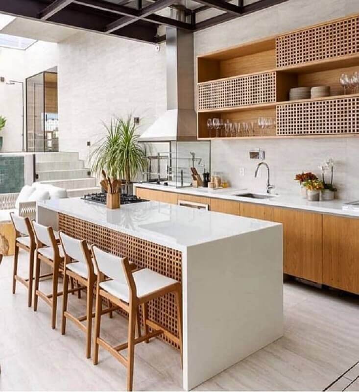 cozinha de madeira decorada com bancada gourmet branca com cooktop Foto Pinterest