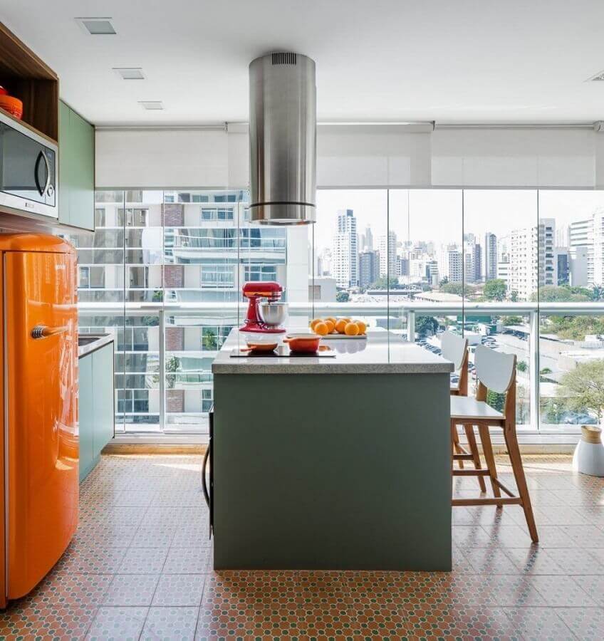 bancada para varanda gourmet de apartamento moderno com geladeira laranja Foto Clic da Obra