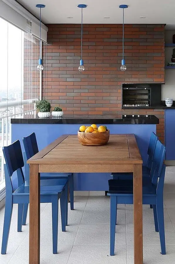 bancada para varanda gourmet azul com parede de tijolinho à vista Foto Dcore Você