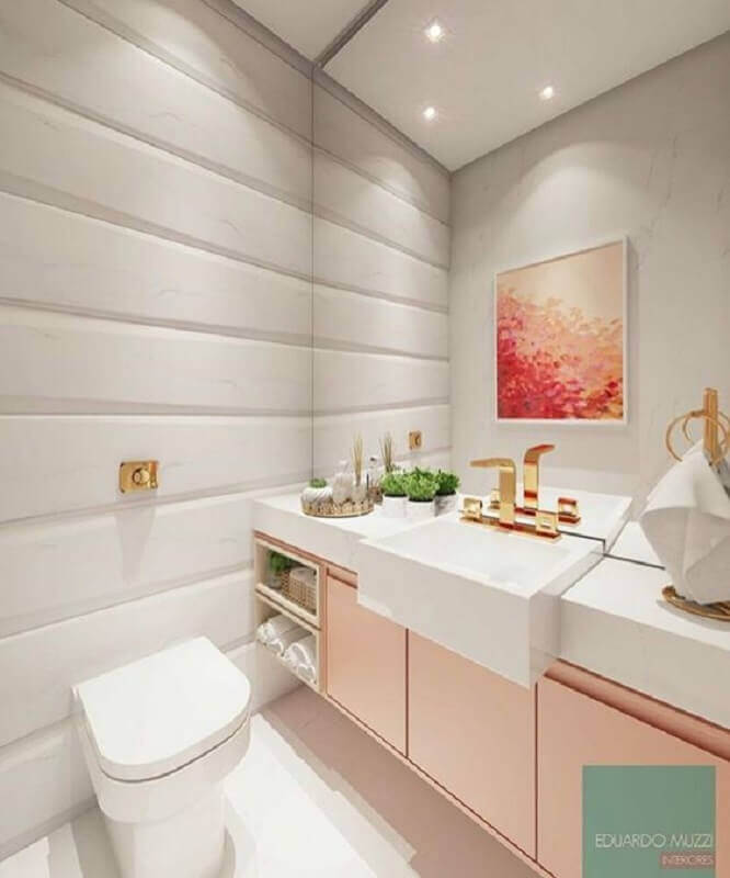 banheiro feminino decorado com gabinete rosa e torneira dourada Foto Eduardo Muzzi