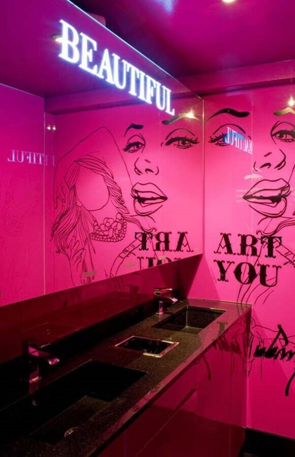 banheiro feminino decorado com parede pink e bancada preta Foto We Heart It
