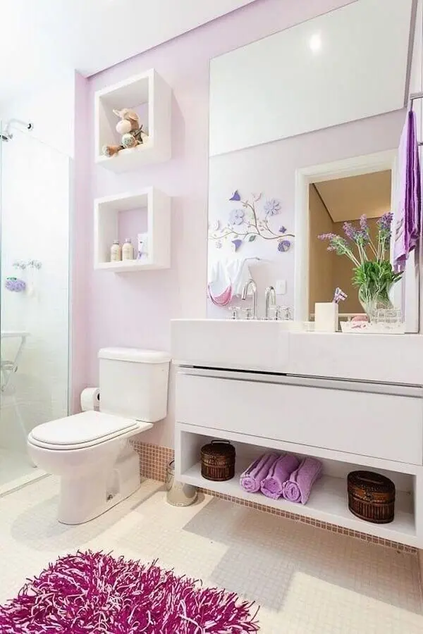 banheiro feminino todo branco decorado com nicho quadrado e detalhes em lilás Foto Wood Save