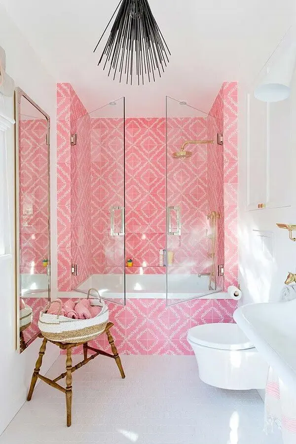 banheiro feminino todo branco decorado com revestimento rosa na área do box Foto CoachDecor