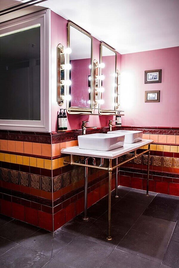 banheiro feminino decorado com revestimentos diferentes Foto The Architecture MasterPrize