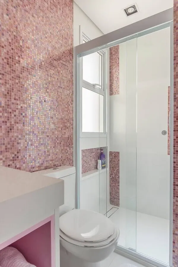 decoração banheiro feminino com pastilhas rosas Foto Blog da Cyrela