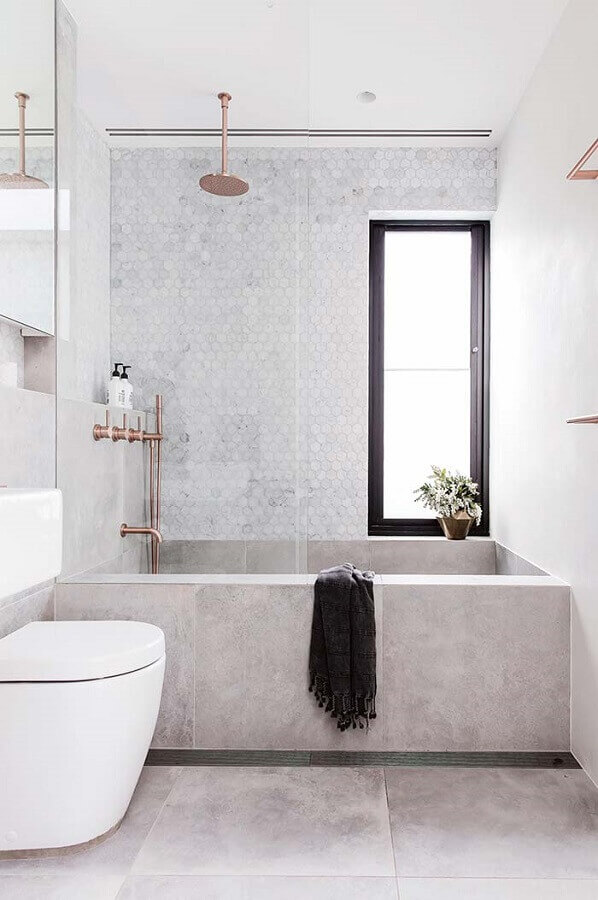 banheiro feminino decorado todo branco com detalhes em rose gold Foto Mi Casa