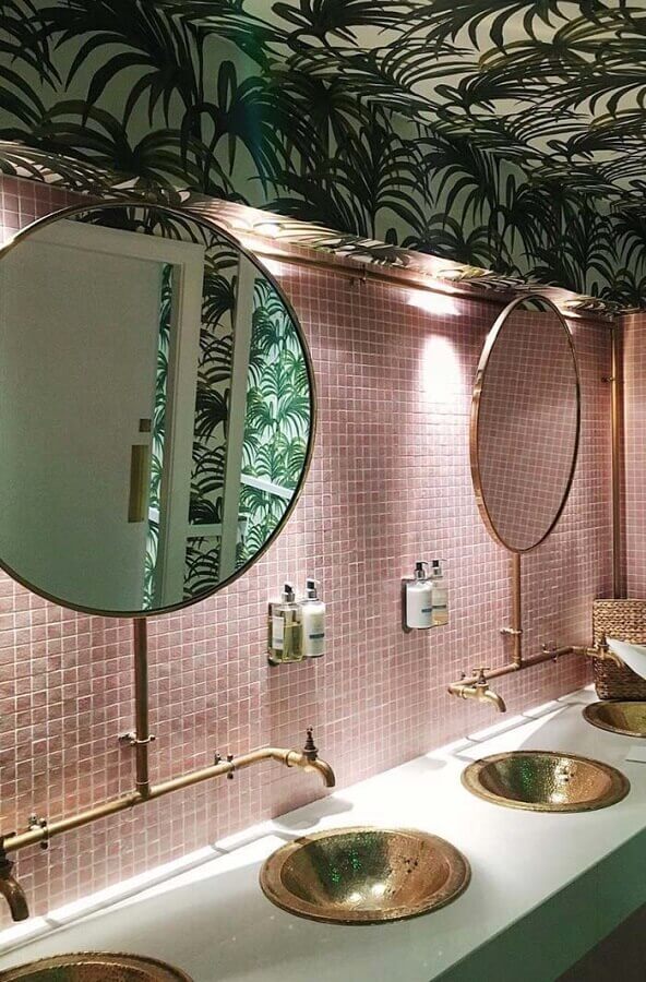banheiro feminino moderno decorado com detalhes em cobre e espelho redondo Foto Wood Save