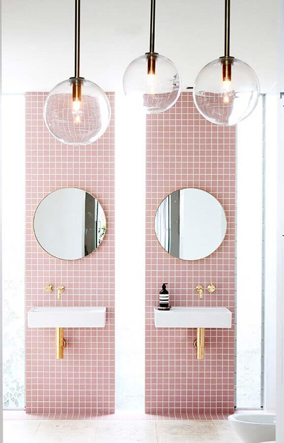 banheiro feminino rosa decorado com detalhes em dourado Foto Lonny