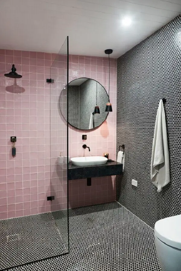 decoração moderna para banheiro feminino rosa e preto Foto Caesarstone
