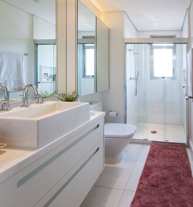 Banheiro feminino clean com tapete rosa