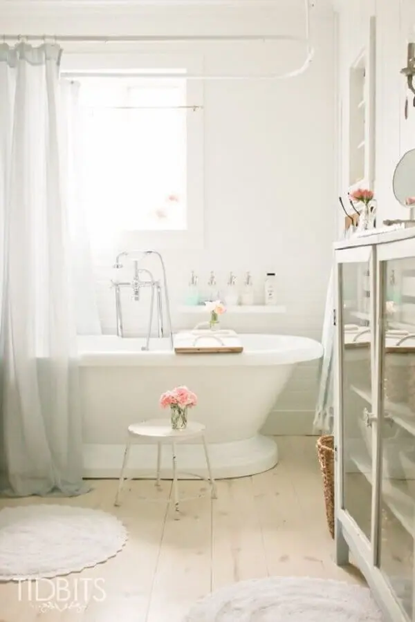 decoração romântica para banheiro feminino todo branco com banheira Foto TidBits