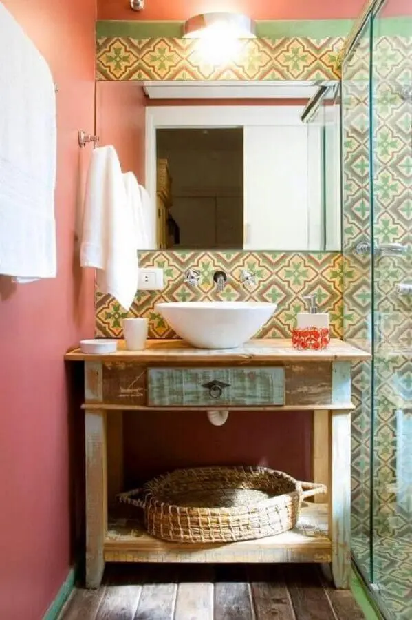 decoração simples para banheiro feminino com azulejo antigo Foto Levitrabook