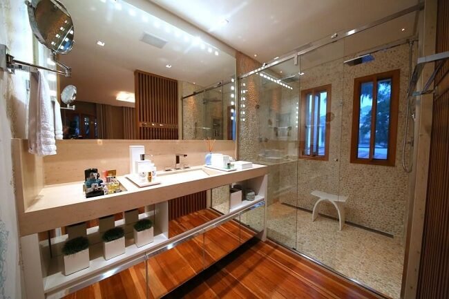 Banheiro feminino com gabinete espelhado