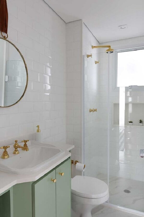 banheiro feminino decorado com detalhes dourados e gabinete verde Foto Casa de Valentina