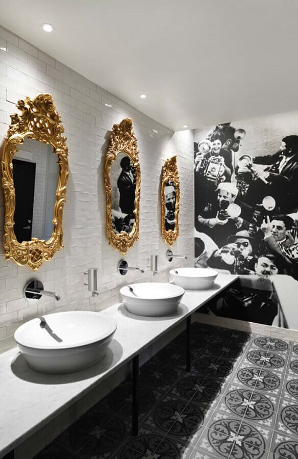 banheiro feminino decorado com espelho veneziano Foto Pinterest