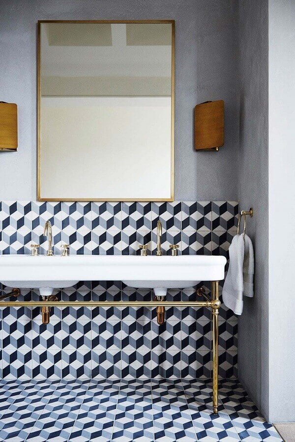 banheiro feminino decorado com detalhes dourados e revestimento estampado Foto House & Garden