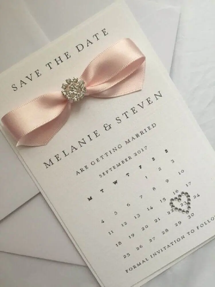 convite simples de casamento clássico com laço de cetim rosa e detalhes em pretas brilhantes 