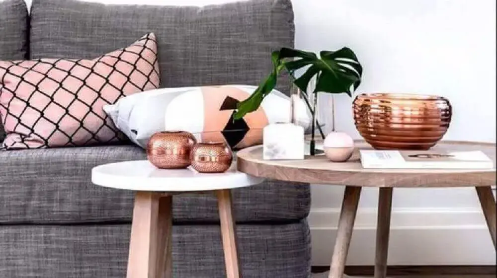objetos de decoração para sala com sofá cinza e mesa redonda de madeira Foto Yasemin