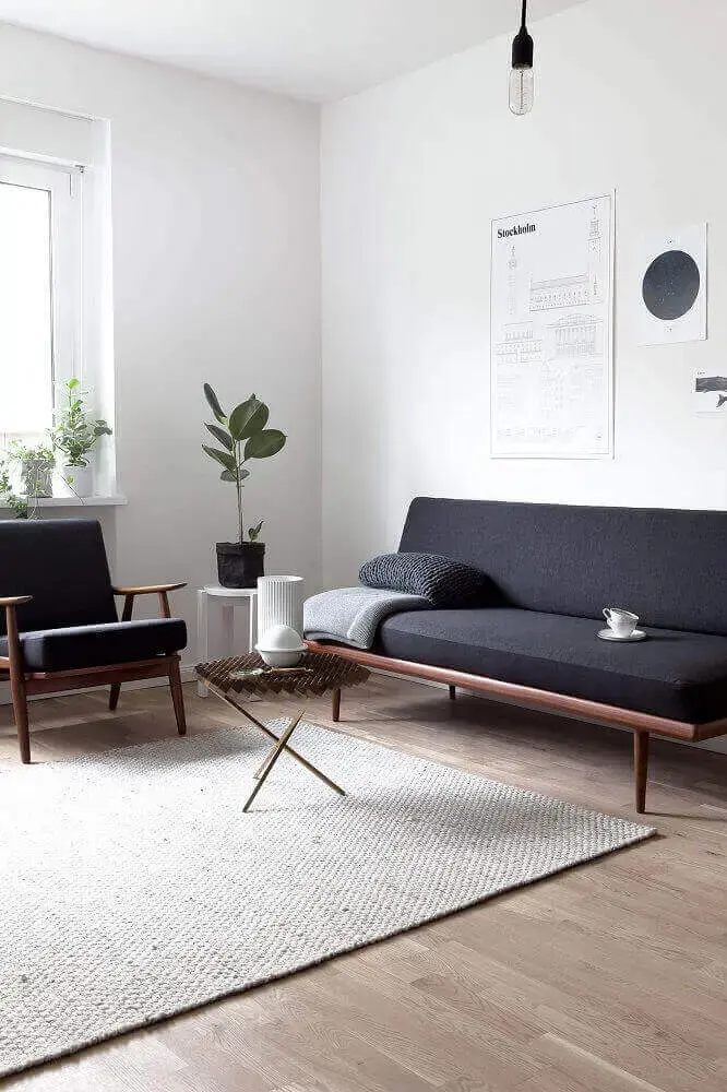 objetos decorativos para sala minimalista com sofá preto Foto Fontana