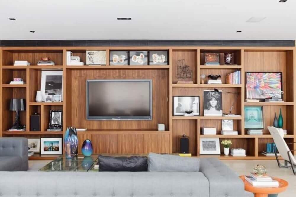 enfeites decorativos para sala de estar com estante de madeira Foto Suite Arquitetos