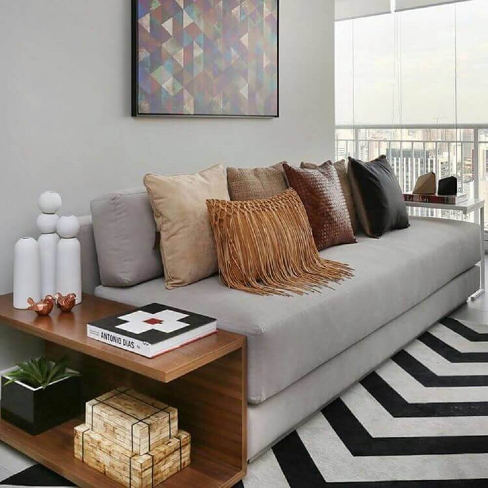 enfeites decorativos para sala de estar com tapete preto e branco e muitas almofadas Foto We Heart It