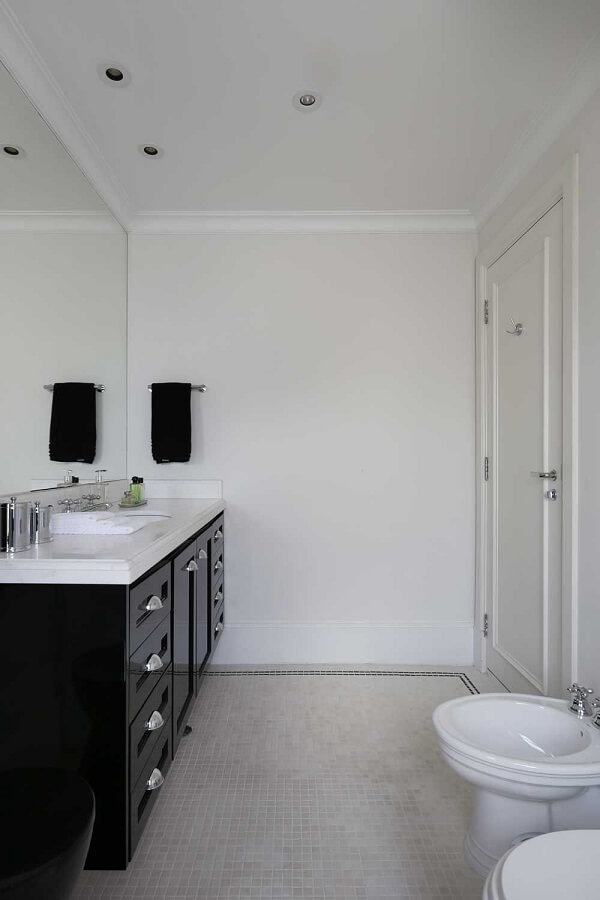 Porcelanato acetinado para banheiro moderno com gabinete preto 
